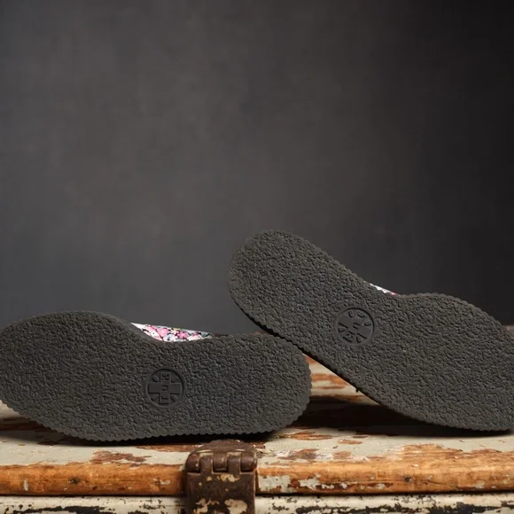 COPY - T.U.K HELLO KITTY FLORAL VIVA MONDO CREEPER size 9 - Picture 6 of 6